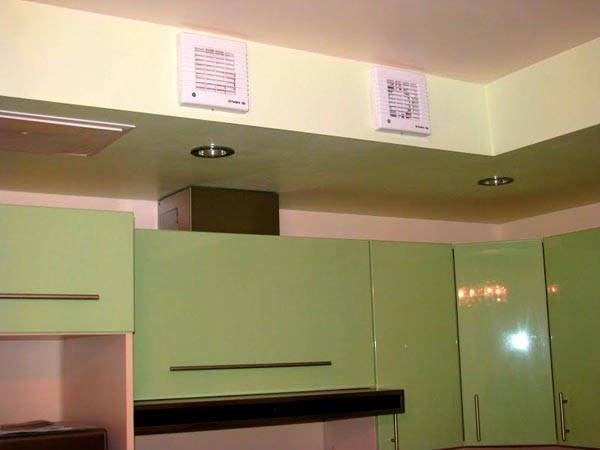 Принудителна качулка и вентилационен канал в кухнята