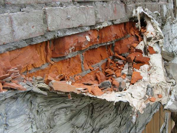 Разрушаване на тухлена стена след замръзване във влажна среда