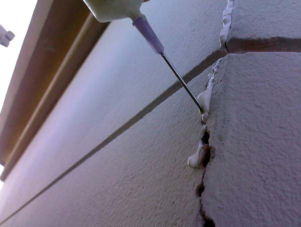 Инжектиране на полимерен състав в бетонна стена