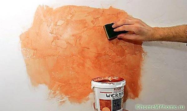 Боядисване на стената върху декоративна мазилка