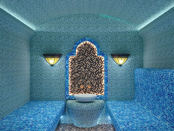 Хамамът не използва изцяло дървени покрития, както в сауната и други бани. Тук царуват камък, мрамор, плочки