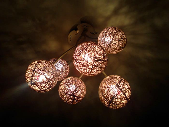 Нишките и топките отдавна помагат в дизайна на стая като сенки за лампа. Това е отлична и достъпна опция за всички.