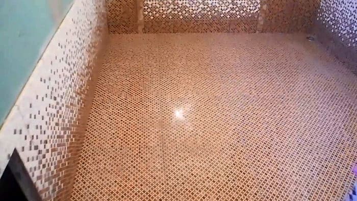 Удобен за използване матрични мозаечни плочки на пода на банята