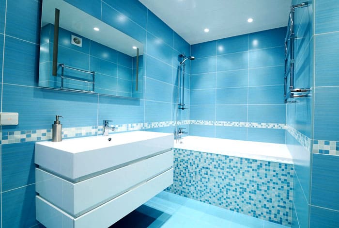 Синята палитра винаги се е смятала за най-подходяща за декора на банята.
