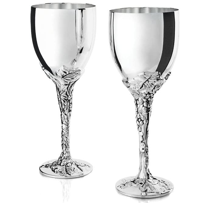 Металните чаши за вино имат огледална повърхност